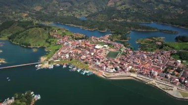 Mavi su gölleri ile çevrili bir kasabanın bir çekim