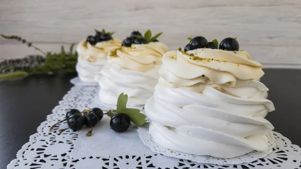 Dessert Anna Pavlova Maräng Vit Med Vit Fyllning Och Svarta — Stockfoto