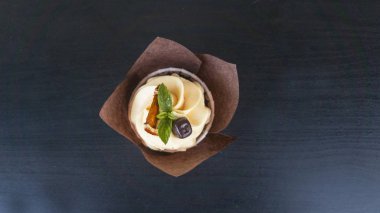 Nane, siyah çikolata, siyah bir masada sarı limon dolgulu limon ile Gıda tatlı cupcake. Paketlenmiş tatlılar, nane tatlısı