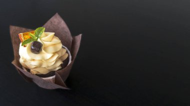 Nane, siyah çikolata, siyah bir masada sarı limon dolgulu limon ile Gıda tatlı cupcake. Paketlenmiş tatlılar, nane tatlısı