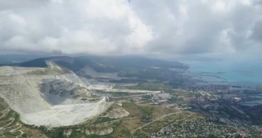 Bulutlu havalarda, gün boyunca taş ocağı ve şehrin sanayi bölümü ve sanayi kesiminden Novorossiysk şehrinin görünümü