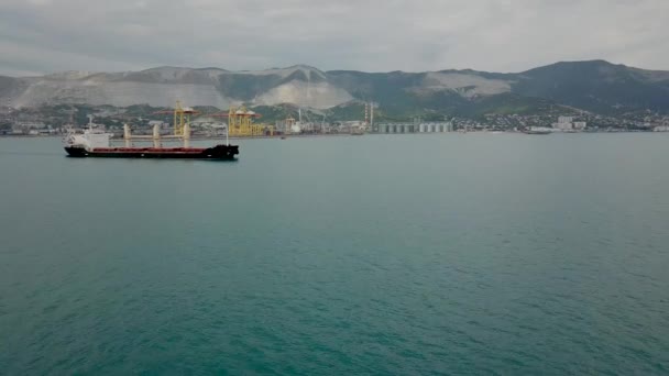 Encerclant Navire Dans Ville Entrante Quittant Port Novorossiysk Dans Journée — Video