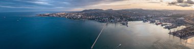 Eğer liman kapıları, terminalleri ve iskele görebilirsiniz bölgesel havalarda gün batımında yükseklikten Novorossiysk limanının deniz kenti.
