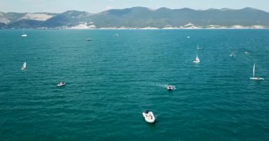 Novorossiysk Karadeniz'de yelken altında küçük yatlar üzerinde rekabet. Kameranın mesafesi ve geri dönüşü ile yatların etrafında aşırı uçuş ile havadan ölçme.