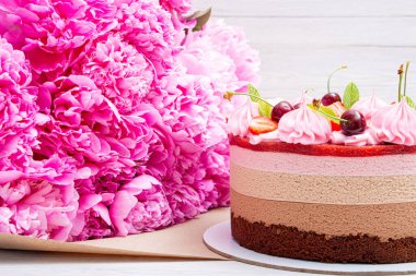 Ev yapımı Üç Çikolatalı Çilekli Kek