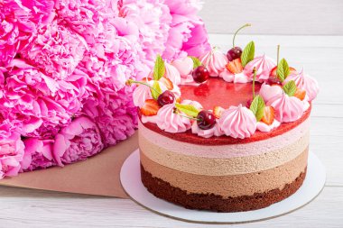 Ev yapımı Üç Çikolatalı Çilekli Kek