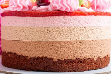 Ev yapımı Üç Çikolatalı Çilekli Kek