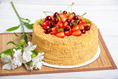 Güzel bir Napolyon pastası, çilek ve kirazla karıştırılmış hafif arkaplanda nane şekeri.