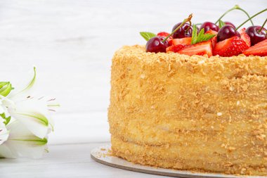 Güzel bir Napolyon pastası, çilek ve kirazla karıştırılmış hafif arkaplanda nane şekeri.