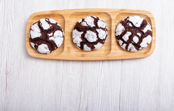 Biscuits Chocolat Marbre Sur Support Bois Poudre — Photo