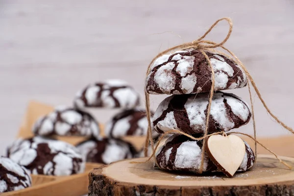 Galletas Chocolate Mármol Soporte Madera Polvo — Foto de Stock