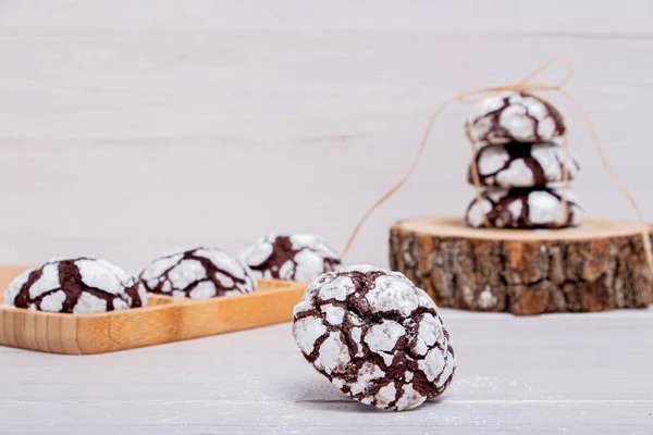 Biscuits Chocolat Marbre Sur Support Bois Poudre — Photo