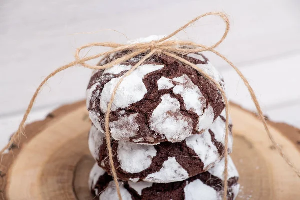 Galletas Chocolate Mármol Soporte Madera Polvo — Foto de Stock