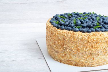 Napolyon pastası ve arka planda yaban mersini.