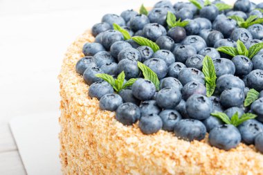 Napolyon pastası ve arka planda yaban mersini.