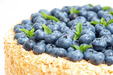 Napolyon pastası ve arka planda yaban mersini.