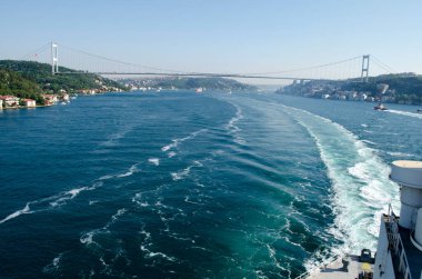 Büyük bir geminin kıç tarafındaki su akıntısı