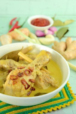 Opor ayam Endonezya mutfağı