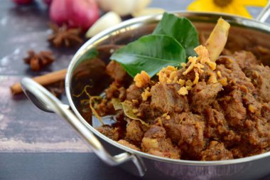 Rendang, dan Endonezya kökenli baharatlı sığır eti yemek