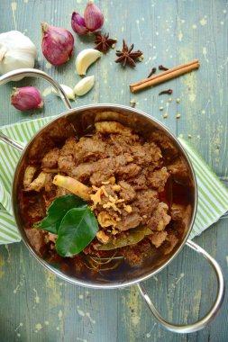Rendang, dan Endonezya kökenli baharatlı sığır eti yemek
