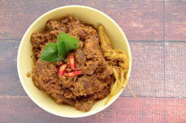 Rendang, dan Endonezya kökenli baharatlı sığır eti yemek