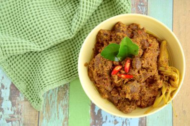 Rendang, dan Endonezya kökenli baharatlı sığır eti yemek