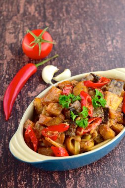 Sambal goreng atı, geleneksel Endonezya gıda, acılı doğranmış Dana karaciğer ve patates