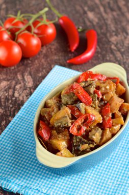 Sambal goreng atı, geleneksel Endonezya gıda, acılı doğranmış Dana karaciğer ve patates