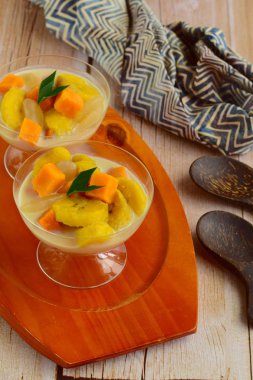 Kolak pisang ubi, Endonezya tatlı patates muz komposto, Ramazan boyunca popüler