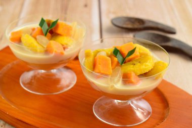 Kolak pisang ubi, Endonezya tatlı patates muz komposto, Ramazan boyunca popüler