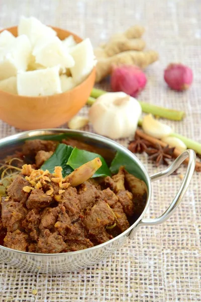 Rendang Padang Rindfleisch Curry Serviert Mit Reiskuchen Oder Lontong Indonesisches — Stockfoto
