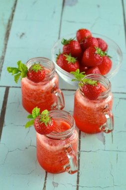 Garnitür nane yaprağı ile taze çilek suyu kavanozlar