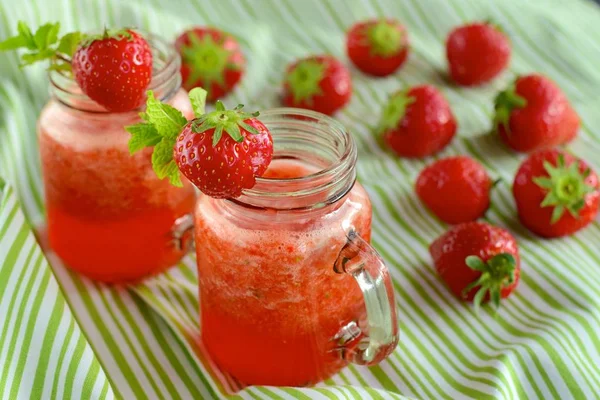 Jugo Fresa Fresca Frascos Decorar Con Hoja Menta — Foto de Stock