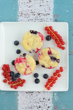 Yaban mersini, frambuaz, frenk üzümü muffins 