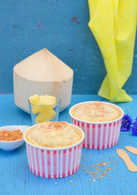 Ev yapımı ananas Hindistan cevizi donmuş yoğurt