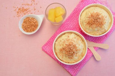 Ev yapımı ananas Hindistan cevizi donmuş yoğurt