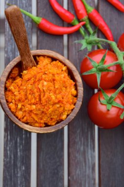 Sambal Tomat. Kırmızı biber ve domates salçası popüler Endonezya çeşni 