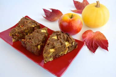 Ev yapımı elma kabak çikolatalı kek