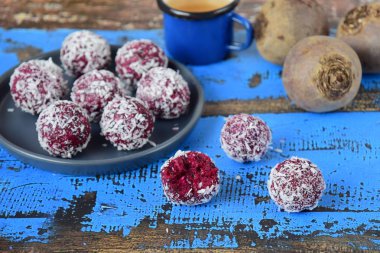 Ev yapımı Hindistan cevizi pancar tarihi quinoa enerji topları