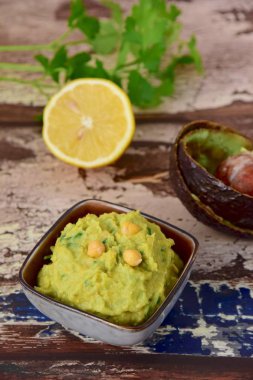 Ev yapımı avokado nohut humus 