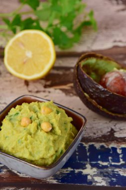 Ev yapımı avokado nohut humus 