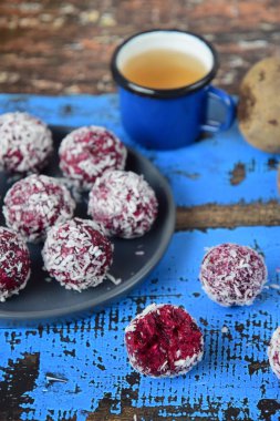 Ev yapımı Hindistan cevizi pancar tarihi quinoa enerji topları