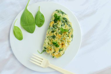 Ispanaklı yumurta beyazı omlet, yonca filizi ve maydanozlu