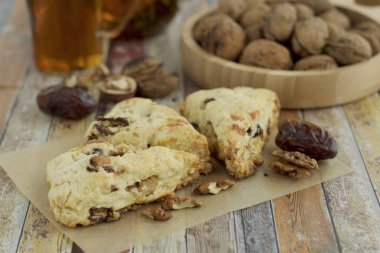 Sıcak çayla servis edilen ev yapımı cevizli çörekler.