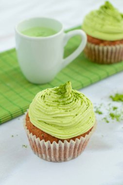 Matcha latte ile servis edilen kibrit yeşil çay kekleri.
