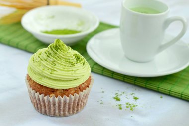 Matcha latte ile kibrit yeşil çay kekleri.