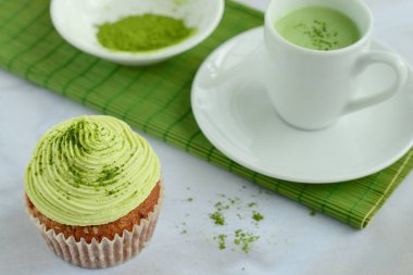Matcha latte ile servis edilen kibrit yeşil çay kekleri.