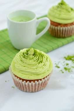 Matcha latte ile kibrit yeşil çay kekleri.