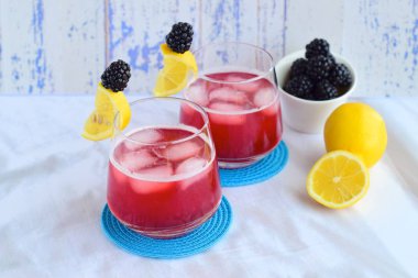 Ev yapımı böğürtlen limonatası. Tazeleyici içecek.