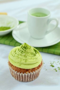 Matcha latte ile kibrit yeşil çay kekleri.